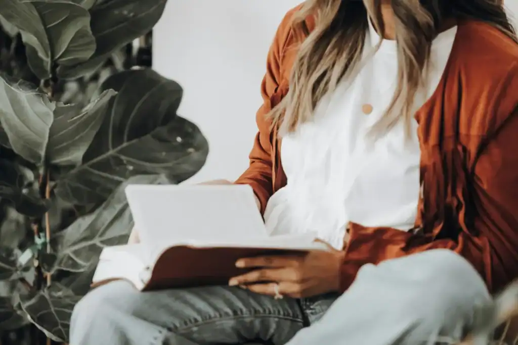 Woman reading by fiddle leaf fig rust shacket